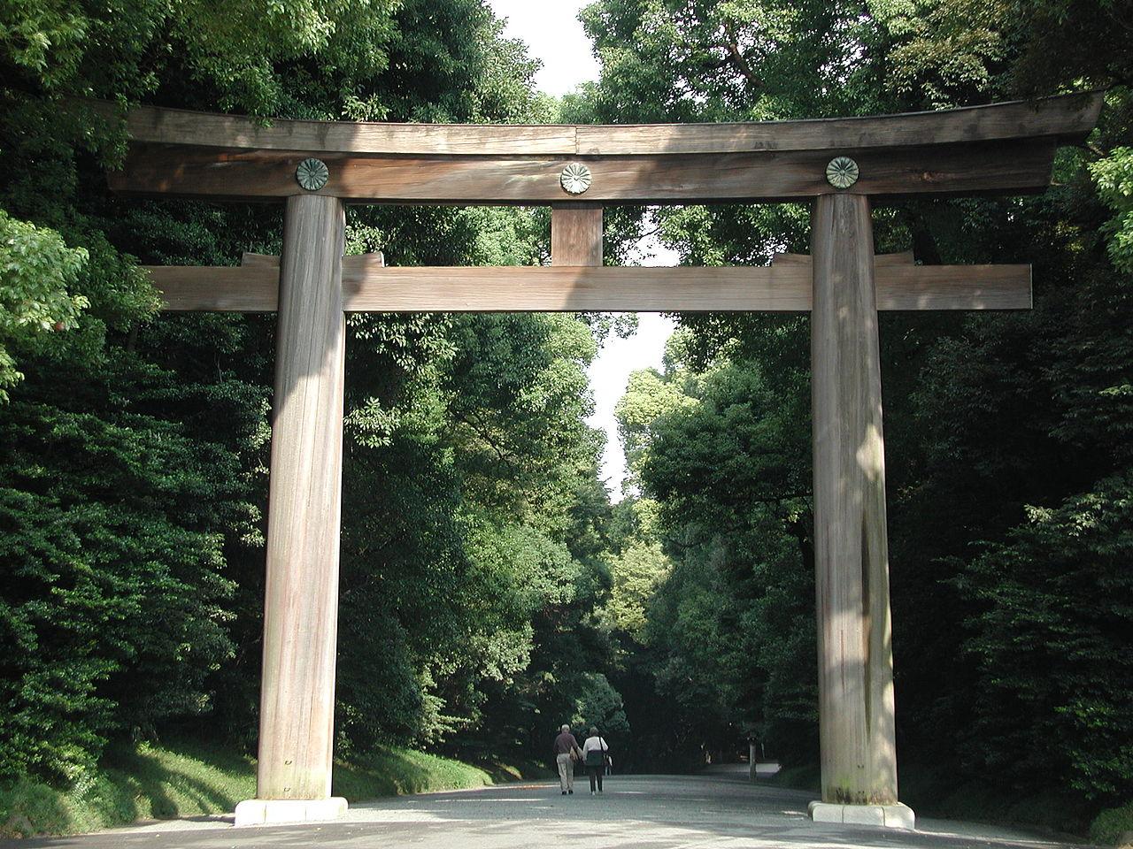 Meiji, Shibuya, Tokio źródłohttpsen.wikipedia.orgwikiMeiji_Shrine#mediaFileMeiji-jingu_torii.JPG